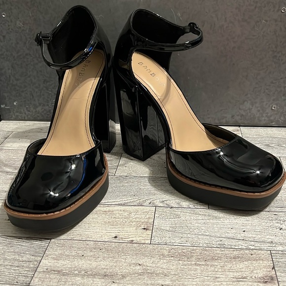 BAMBOO Shoes - Bamboo Platform Chunky Heel ‘Divinity’ Mary Jane type shoe sz. 9